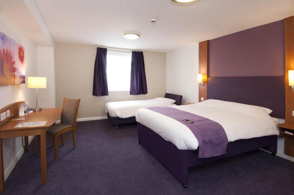 Premier Inn Woking West - A324 Room photo