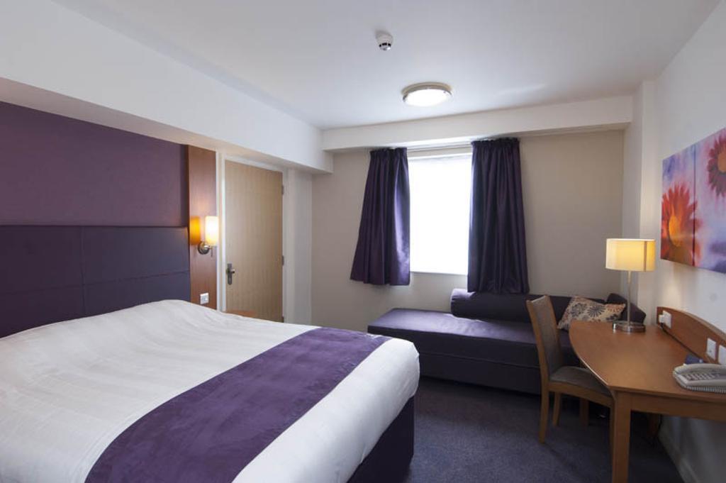 Premier Inn Woking West - A324 Room photo