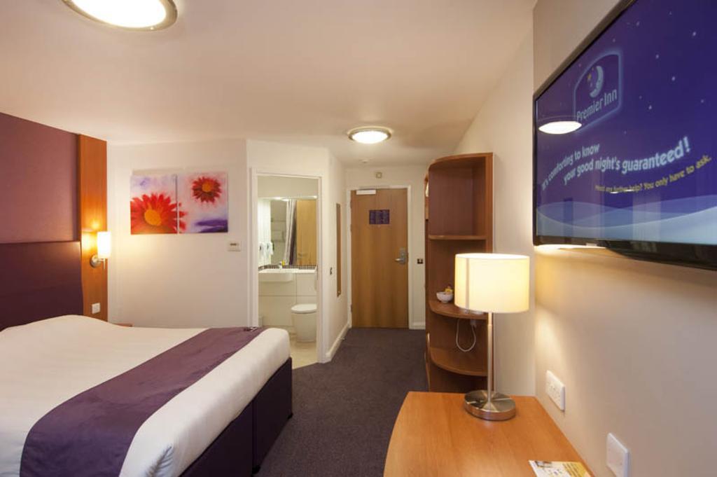 Premier Inn Woking West - A324 Exterior photo