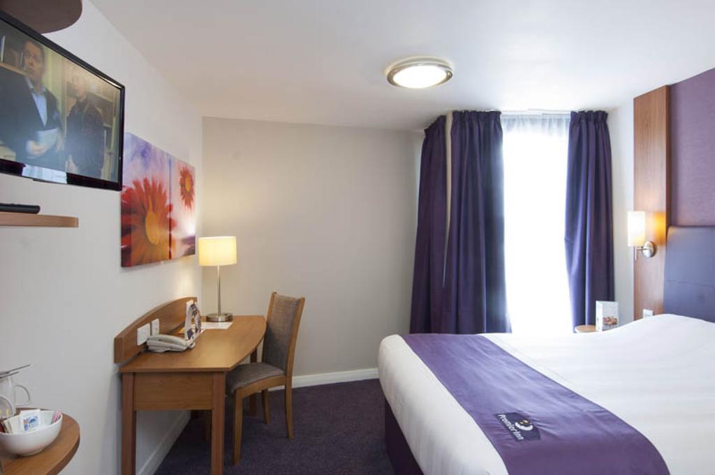 Premier Inn Woking West - A324 Room photo