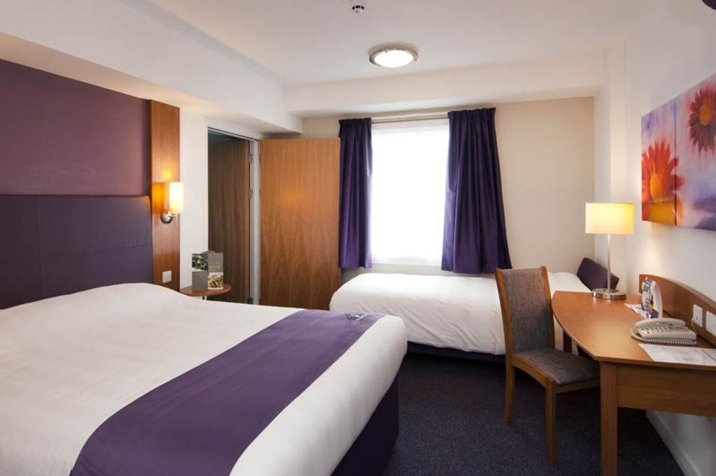 Premier Inn Woking West - A324 Room photo