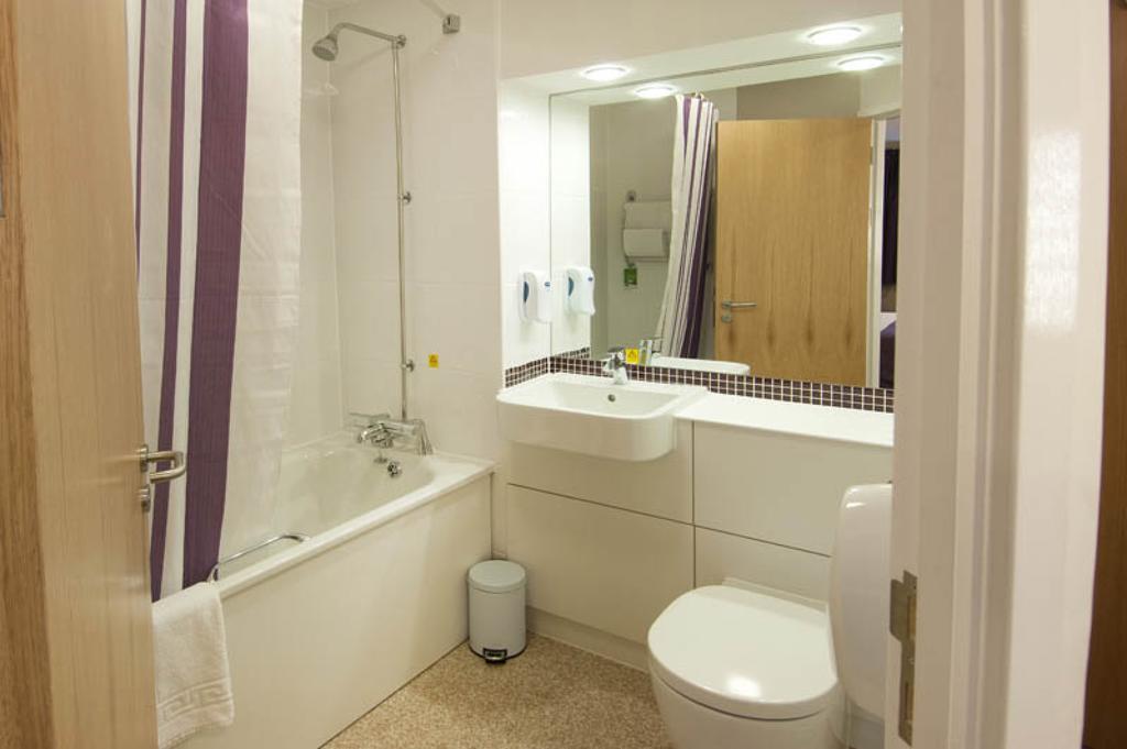 Premier Inn Woking West - A324 Room photo